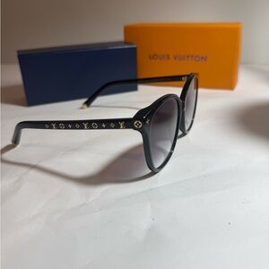 Like New LV women’s Louis Vuitton Black Sunglasses